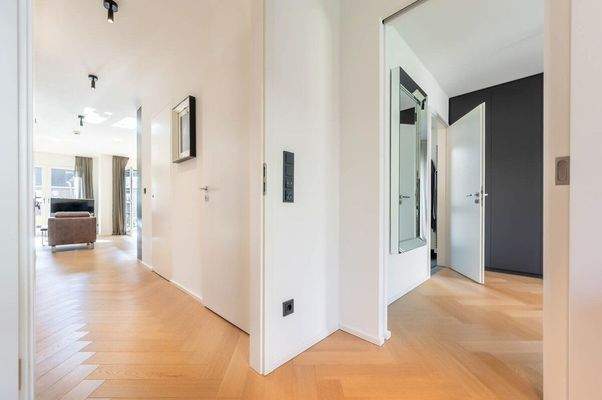 platzsparende Schiebetür trennt Schlaf- und Ankleideraum