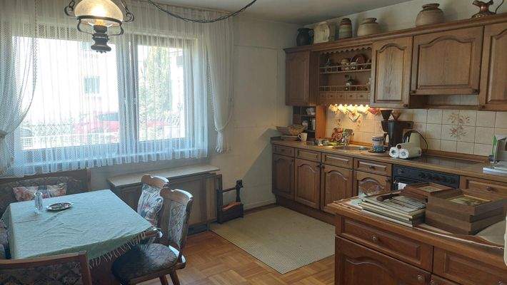 große Küche mit Essecke im EG