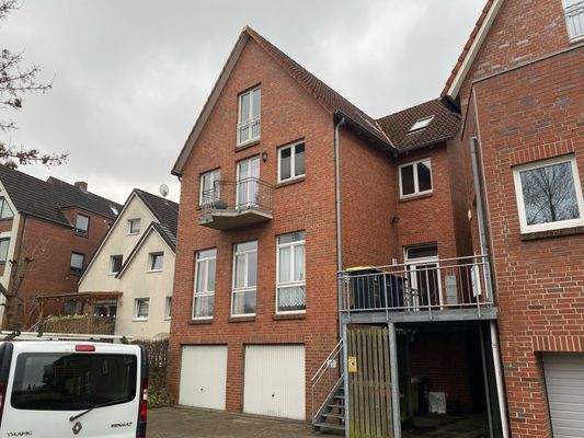 Rückansicht mit Garagen