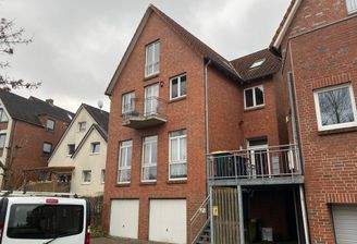 Rückansicht mit Garagen