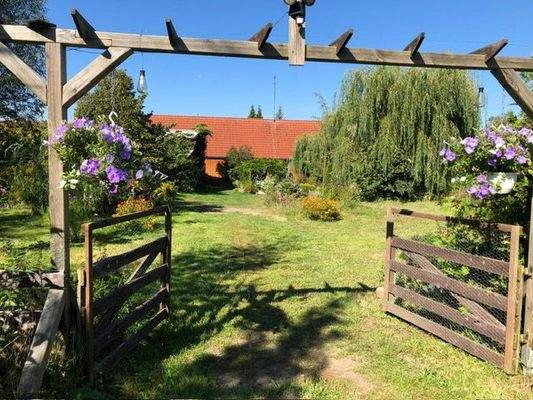 Blick vom hinteren Grundstücksteil in den Garten