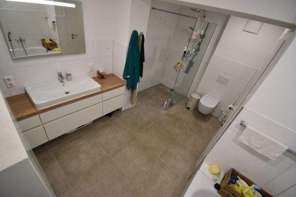 Funktionelles Bad mit Möbel.JPG