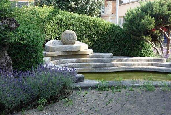 Bürogebäude, Eingang, Zierteich