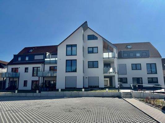 Rückansicht Gesamtimmobilie und Pkw-Stellplätze (4)