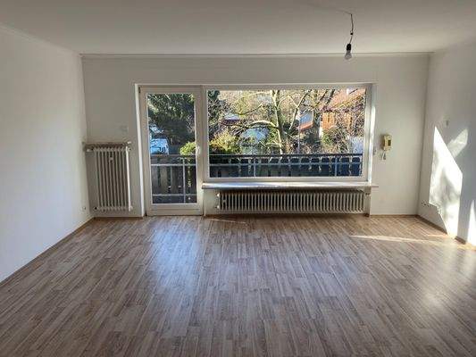 Wohnzimmer mit Blick zum Balkon.jpeg