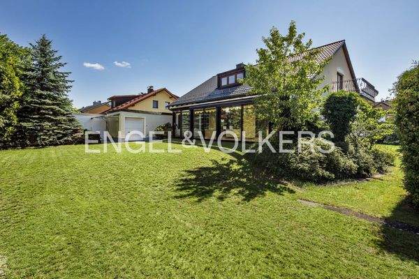 Großzügiges Grundstück mit freistehendem Haus und 