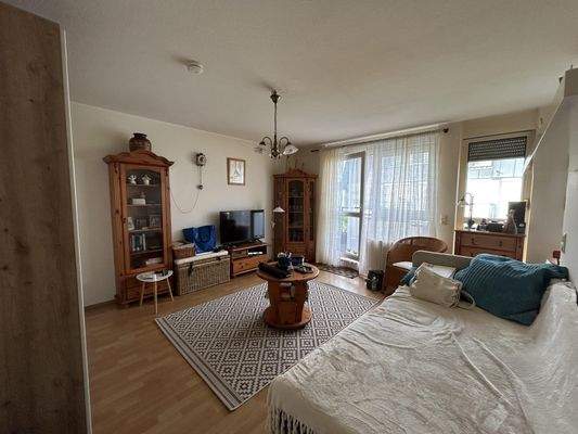 Wohnzimmer/Zugang zum Balkon