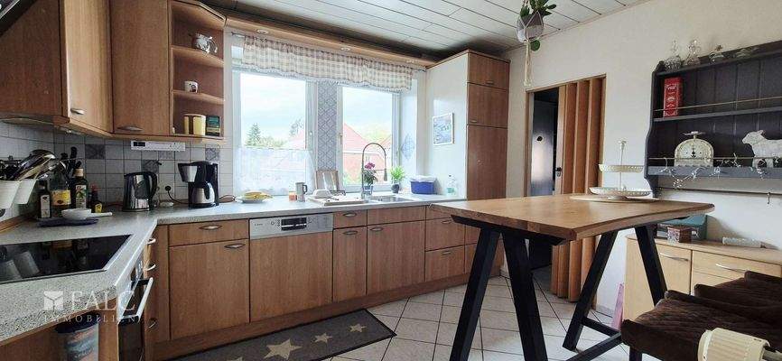 Küche mit Einbauschränken