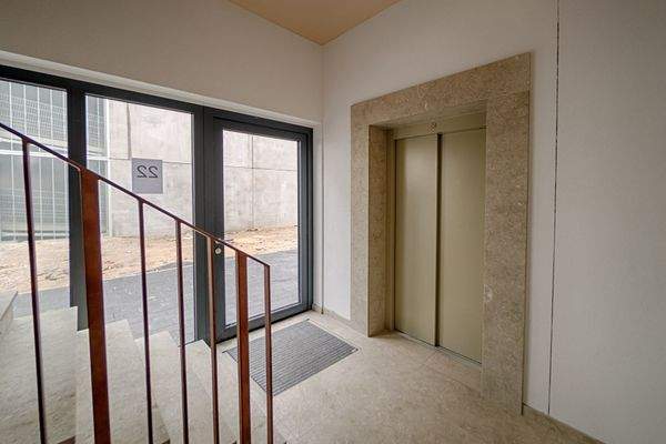 Treppenhaus mit Aufzug