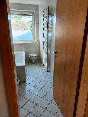 Tageslichtbad mit Wanne/Dusche, WC