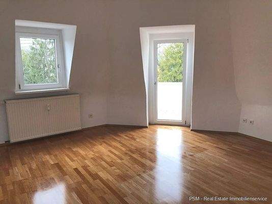 Wohnzimmer mit Balkonzugang