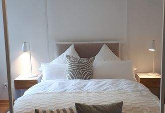 Geschmackvolles Schlafzimmer mit hochwertigen Möbeln