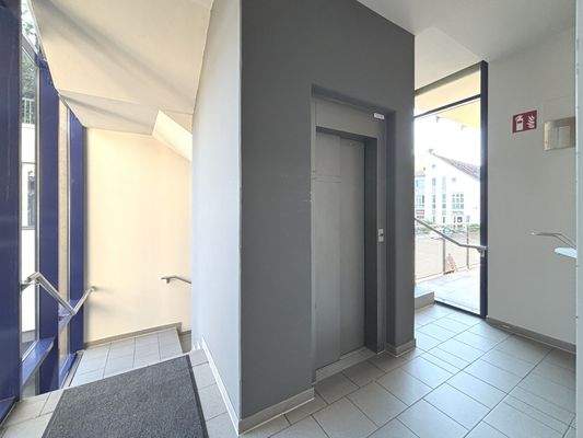 Treppenhaus mit Aufzug