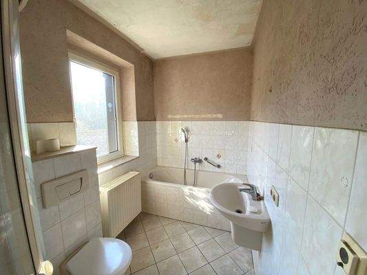 EG: Tageslichtbad mit Wanne