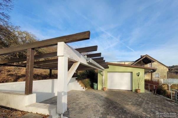 Terrasse mit Zugang zur Werkstatt