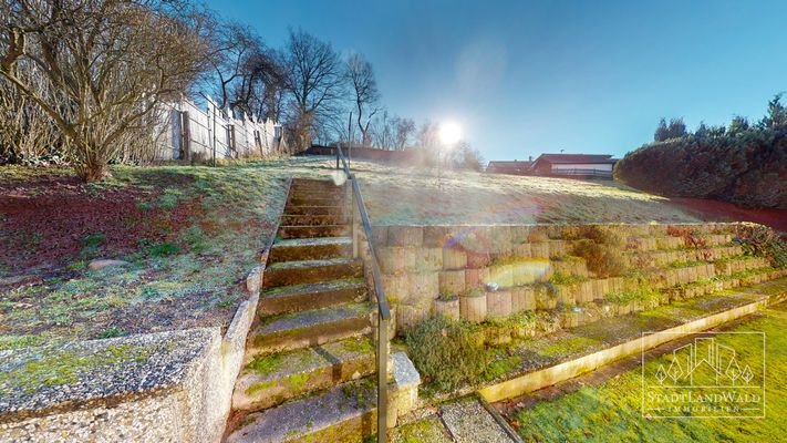 Treppe hoch zum großen Garten