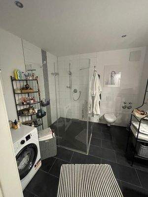 Bad mit bodenebener Dusche