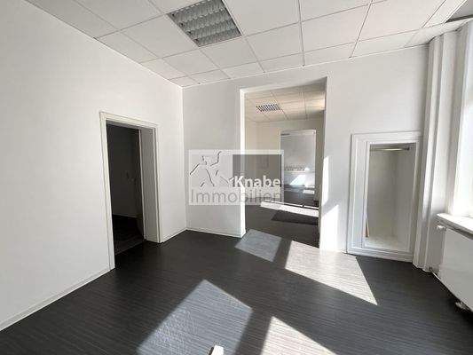 Büro o. Praxisfläche links