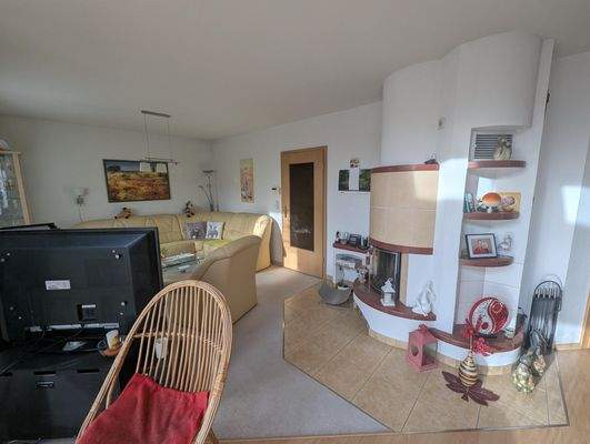 Wohnzimmer im Erdgeschoss mit Kaminofen