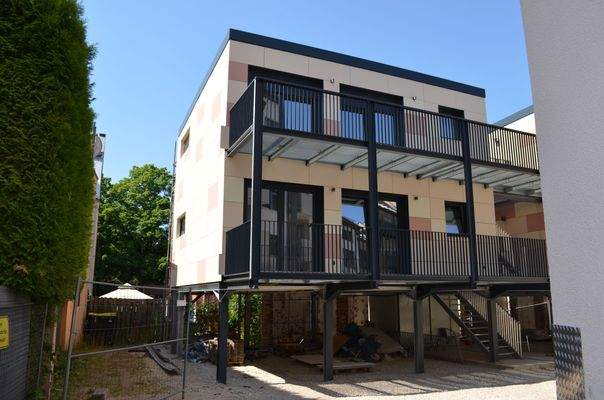 Haus von außen (Neubau im Sommer)