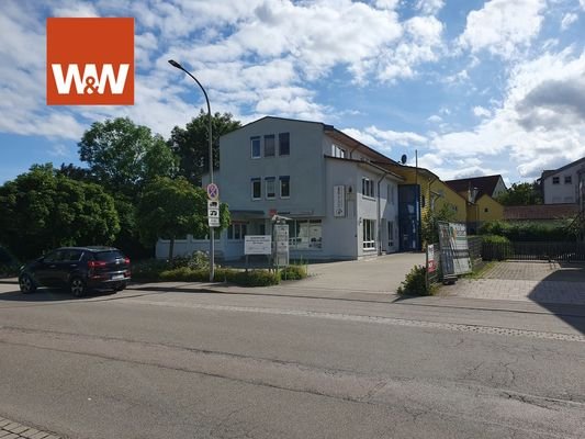 Ansicht von der Straße mit Zufahrt zu den PKW Abstellplätzen hinter dem Haus