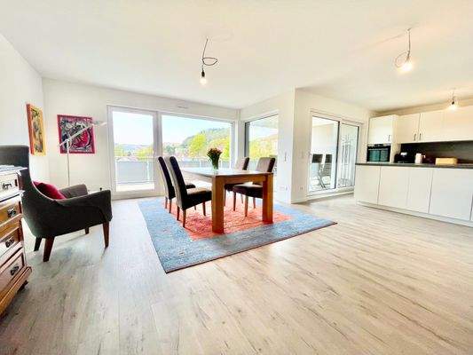 Großer und offener Wohn-Essbereich mit Panoramafenster