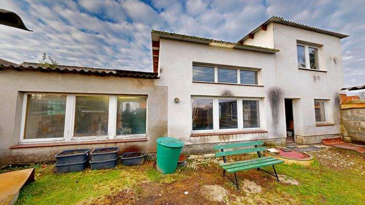 Rückseitiger Anblick des Nebengelasses vom hinteren Teil des Grundstückes aus