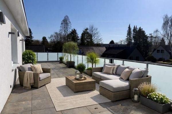 Die Terrasse mit Möblierung