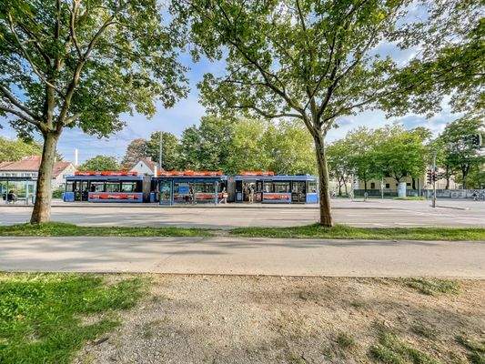 Trambahnhaltestelle gegenüber