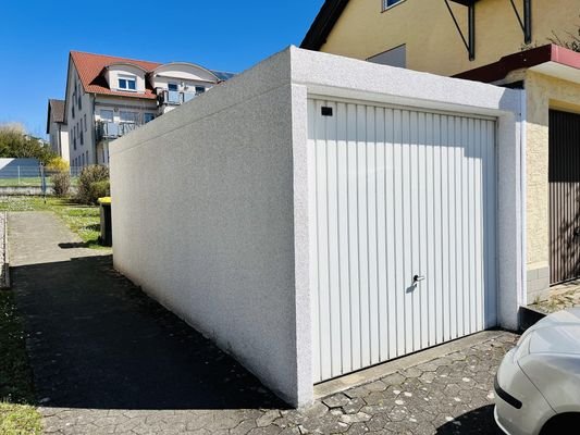 Garage mit Licht- und Stromanschluss