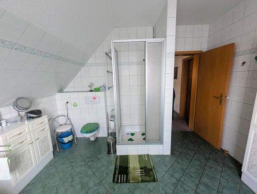Badezimmer mit Dusche und Wanne/WC im DG