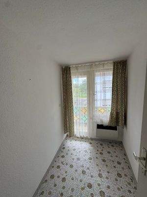 25 1. OG kleiner Raum mit Balkon.JPEG