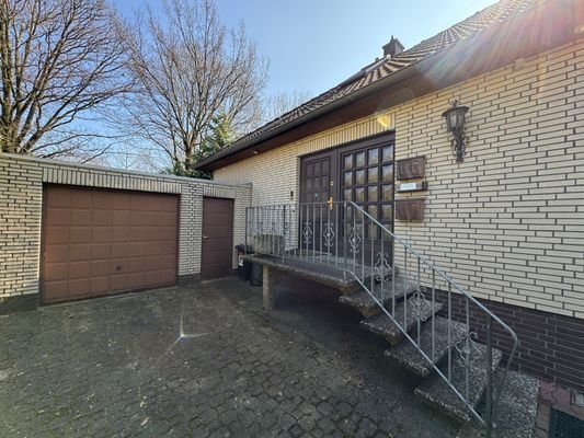 Eingang & Garage Hinterhaus