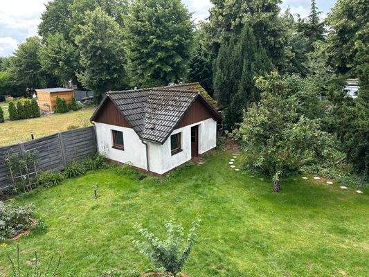 Gartenansicht mit Garage