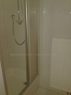 ein Bad mit Dusche