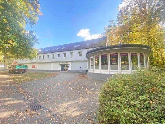 Gebäude mit Rundbau.jpg