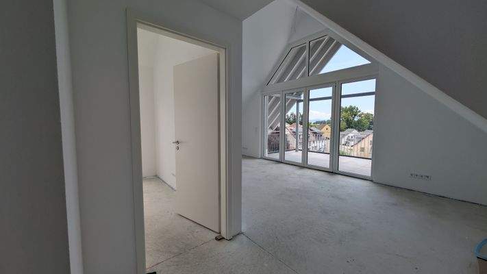 Wohnzimmer mit Eingang zweites Schlafzimmer