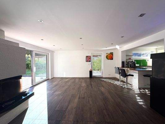 Wohnzimmer mit Blick in das Esszimmer 