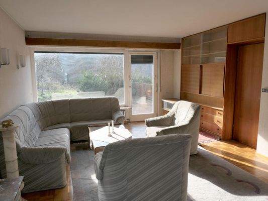 Wohnzimmer mit Terrassenzugang und ...