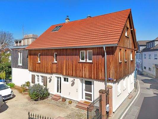 Hochwertig und liebevoll saniert steht dieses Haus bezugsfertig zur Verfügung