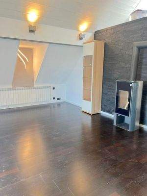 Wohnzimmer mit Ofen&Vitrinen