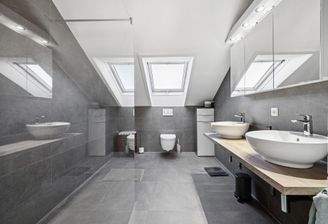 Tageslichtbadezimmer mit bodentiefer Dusche