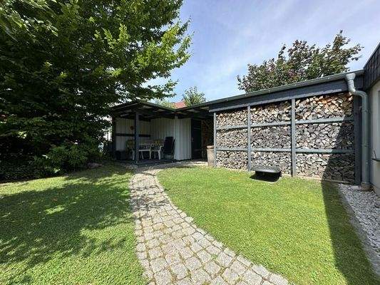 Schuppen mit Terrasse und Holzlager