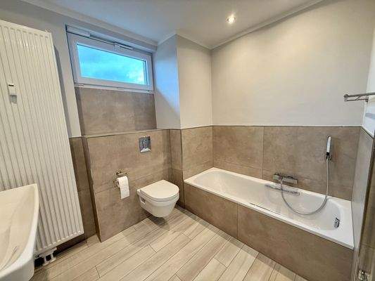 Bad Fenster / Badewanne / Dusche