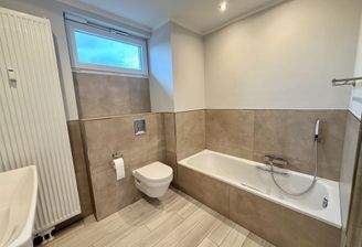 Bad Fenster / Badewanne / Dusche