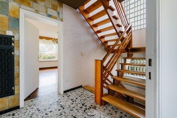 EG Diele Treppe ins OG und Keller