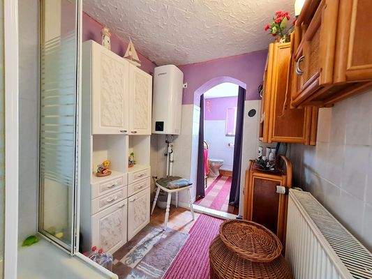 vorderes Bad mit Dusche