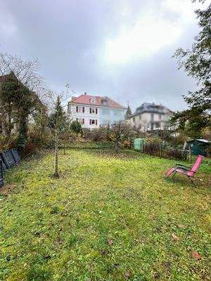 Hausansicht mit Garten