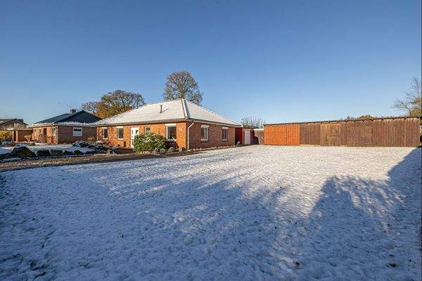Bungalow mit Garage und Schuppenanlage