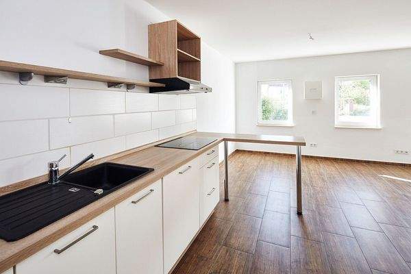 schicke Küche mit Geräten